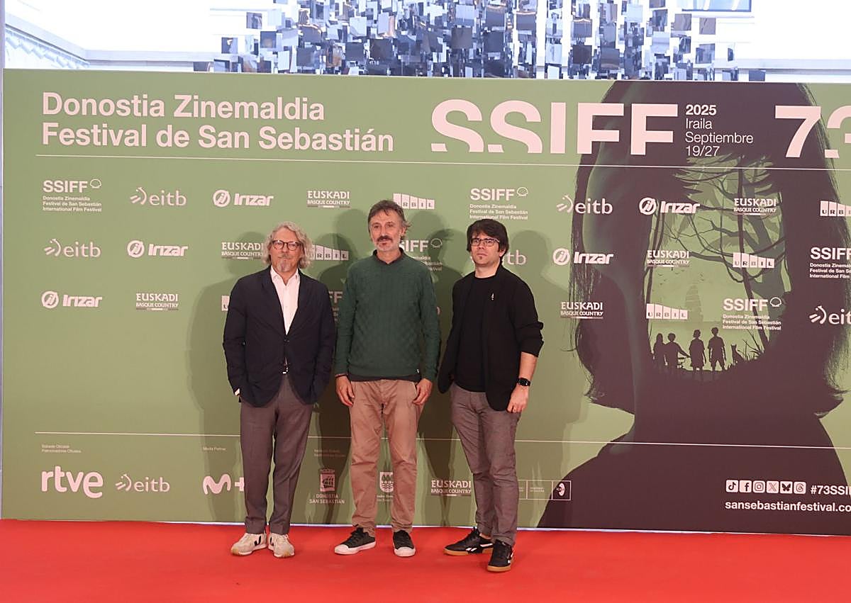 Imagen secundaria 1 - El equipo de la película 'Karmele', con Asier Altuna en el centro, que recibirá junto a Telmo Esnal el Premio Zinemira, el pintor Jesus Mari Lazkano, el productor de Dibulitoon Ricardo Ramón, y el músico Joseba Beristain, del cortometraje 'Natura Fugit' y el actor Karmelo Uranga y el director Jose Mari Goenaga fueron parte de la representación de 'Maspalomas' que compite en la Sección Oficial. 