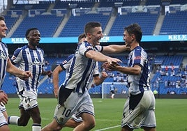 Mariezkurrena se va a abrazar a Mikel Rodríguez después de anotar el penalti.