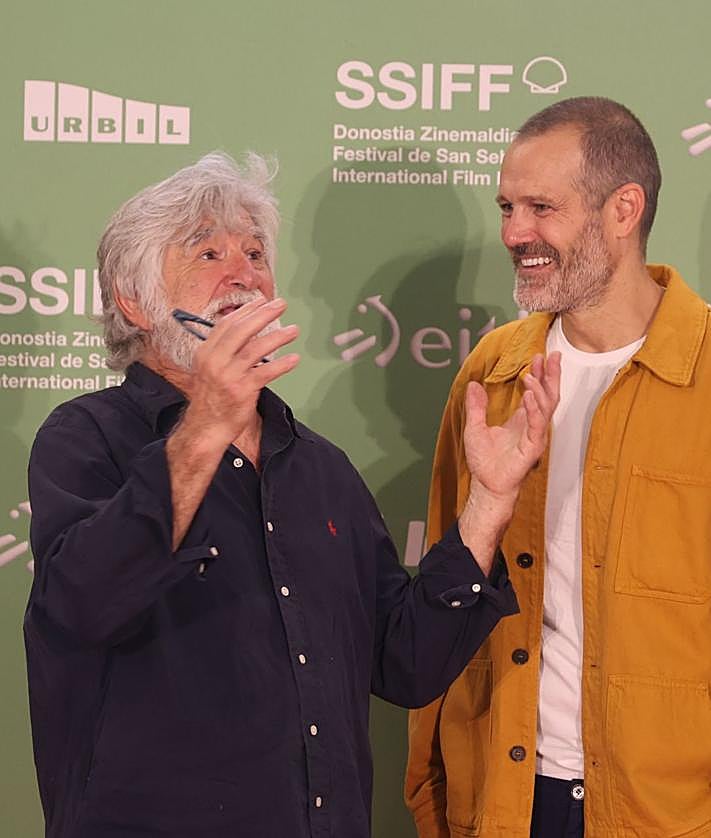 Imagen secundaria 2 - El equipo de la película 'Karmele', con Asier Altuna en el centro, que recibirá junto a Telmo Esnal el Premio Zinemira, el pintor Jesus Mari Lazkano, el productor de Dibulitoon Ricardo Ramón, y el músico Joseba Beristain, del cortometraje 'Natura Fugit' y el actor Karmelo Uranga y el director Jose Mari Goenaga fueron parte de la representación de 'Maspalomas' que compite en la Sección Oficial. 