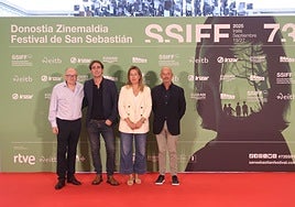 José Luis Rebordinos, con los directores del documental David Taberna, Arantxa Aldaz y Javier Roldán, en la presentación de la película.