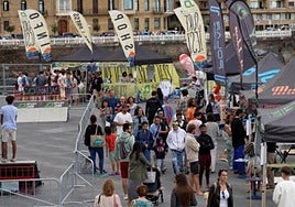 Stands del festival de Sportjam Surftest en el Kursaal, en frente de la playa de la Zurriola