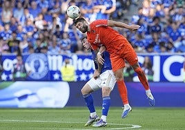 Caleta-Car gana un duelo aéreo al oviedista Fede Viñas, este sábado en Oviedo.