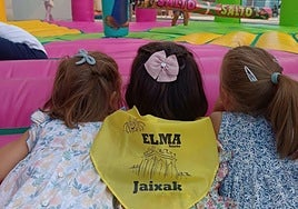 Los más jóvenes disfrutan de los hinchables.