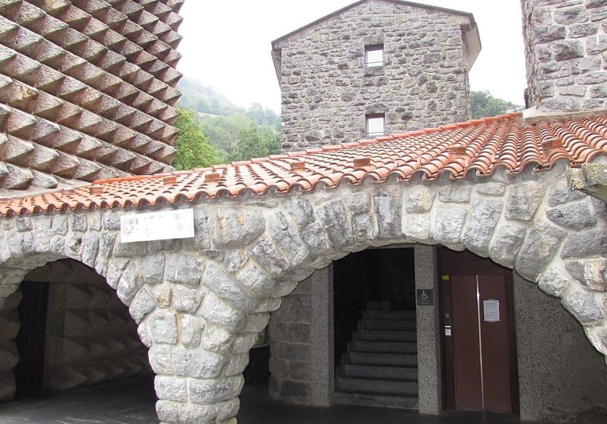 Vista del ascensor público de acceso a la basílica, que permanece fuera de uso desde las inundaciones de mayo.