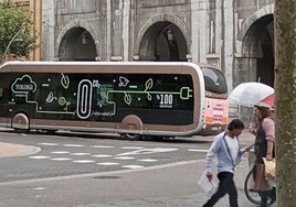 El bus urbano de Tolosa, atravesando el paseo San Francisco un día de esta semana.