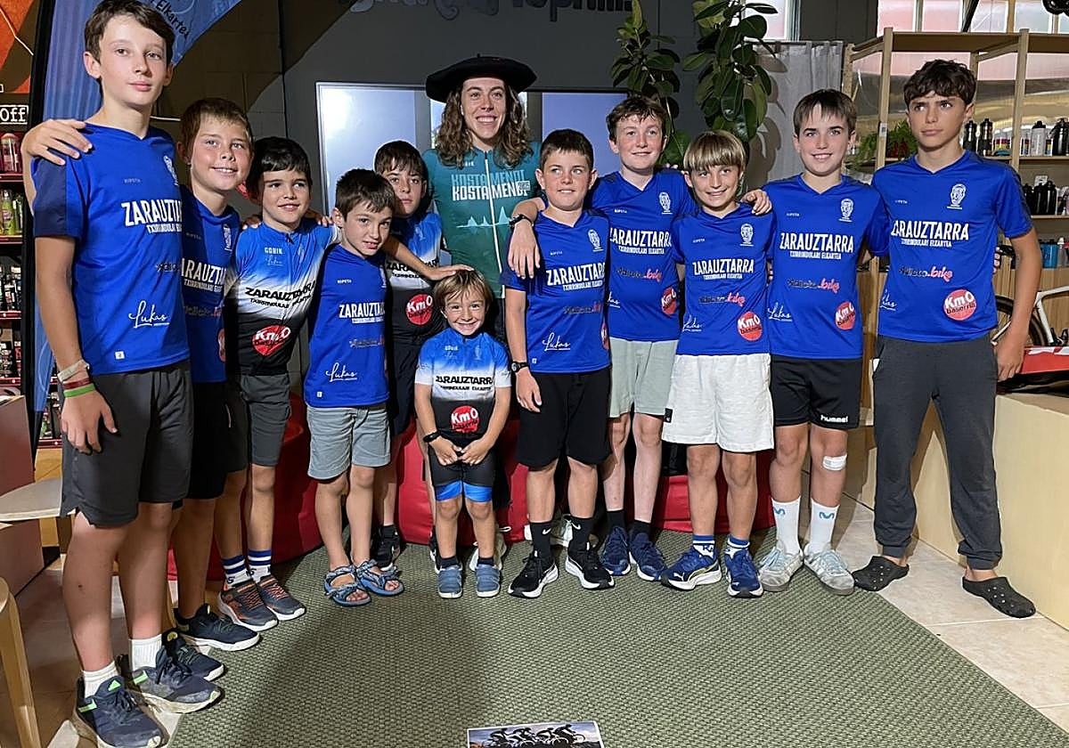 Etorkizuneko txirrindulariak pozik Usoa Ostolazarekin argazki bat ateratzen zutelako.