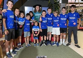 Etorkizuneko txirrindulariak pozik Usoa Ostolazarekin argazki bat ateratzen zutelako.