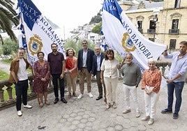Respresentantes del Ayuntamiento, Adegi, EKP y DV, con las banderas de La Concha en juego.