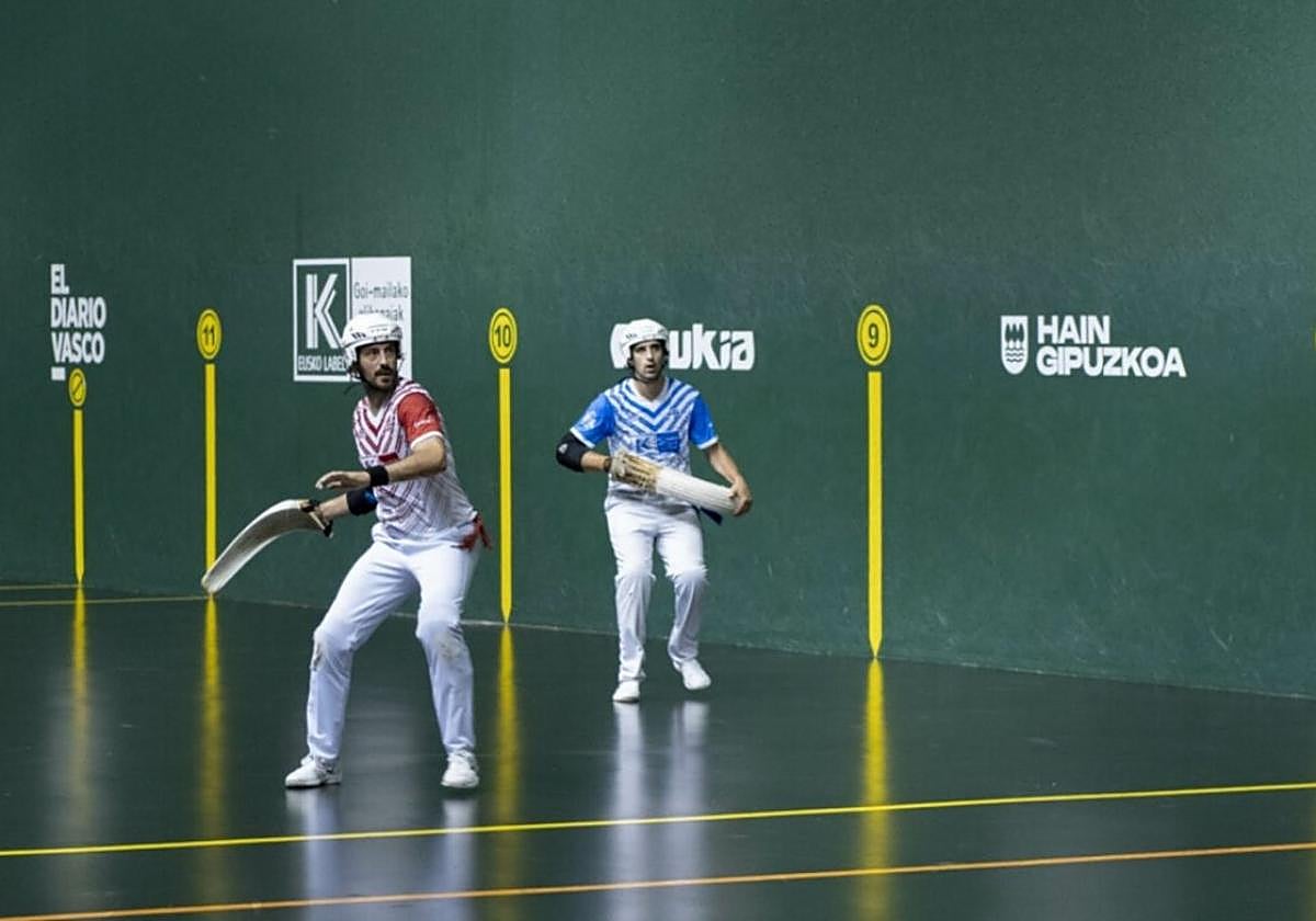 Lance del partido entre el hernaniarra Endika Barrenetxea y Juanenena en el frontón Galarreta.