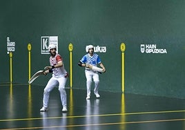 Lance del partido entre el hernaniarra Endika Barrenetxea y Juanenena en el frontón Galarreta.