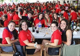 Ambientazo.Cerca de 750 jóvenes asistieron a la comida organizada en el probaleku de Sigma por laComisión de Fiestas de Maala.