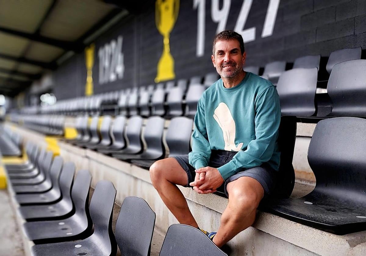 Ramsés Gil en las gradas del Stadium Gal donde espera que la afición pueda disfrutar de la intensidad que quiere imprimir al equipo.