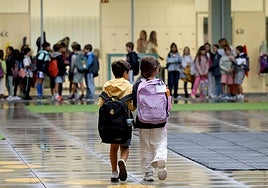 Dos escolares llegan a clase en el inicio de curso del pasado año en Aldapeta María.