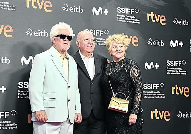 Esther García con los hermanos Pedro y Agustín Almodóvar.