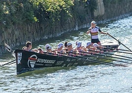 La trainera de Hibaika, durante una jornada de competición.