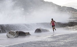 Las olas azotan el Paseo Nuevo de San Sebastián.