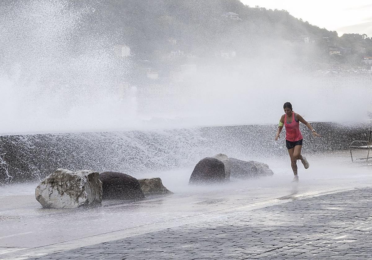 Las olas azotan el Paseo Nuevo de San Sebastián.