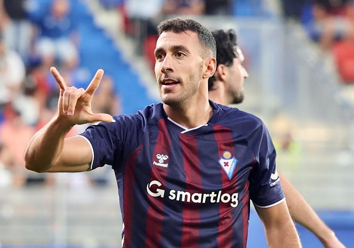 Álvaro Rodríguez, penúltimo de los 11 fichajes, celebra el gol que marcó al minuto de debutar como armero ante el Granada.