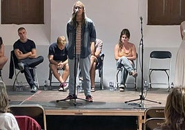 Santa Klarako oholtza gainean bere agurra egiten Amets Aizpurua getariar bertsolari gaztea.