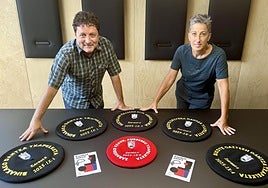 Xabier Txurruka eta Irune Urbieta Euskal Astean banatuko diren txapelak aurrean dituztela.