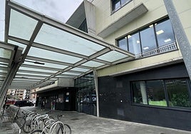 Azpeitiko igerilekuaren eraikina, kanpotik.