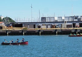 Bi koadrila iazko Olarro Eguneko estropadan.