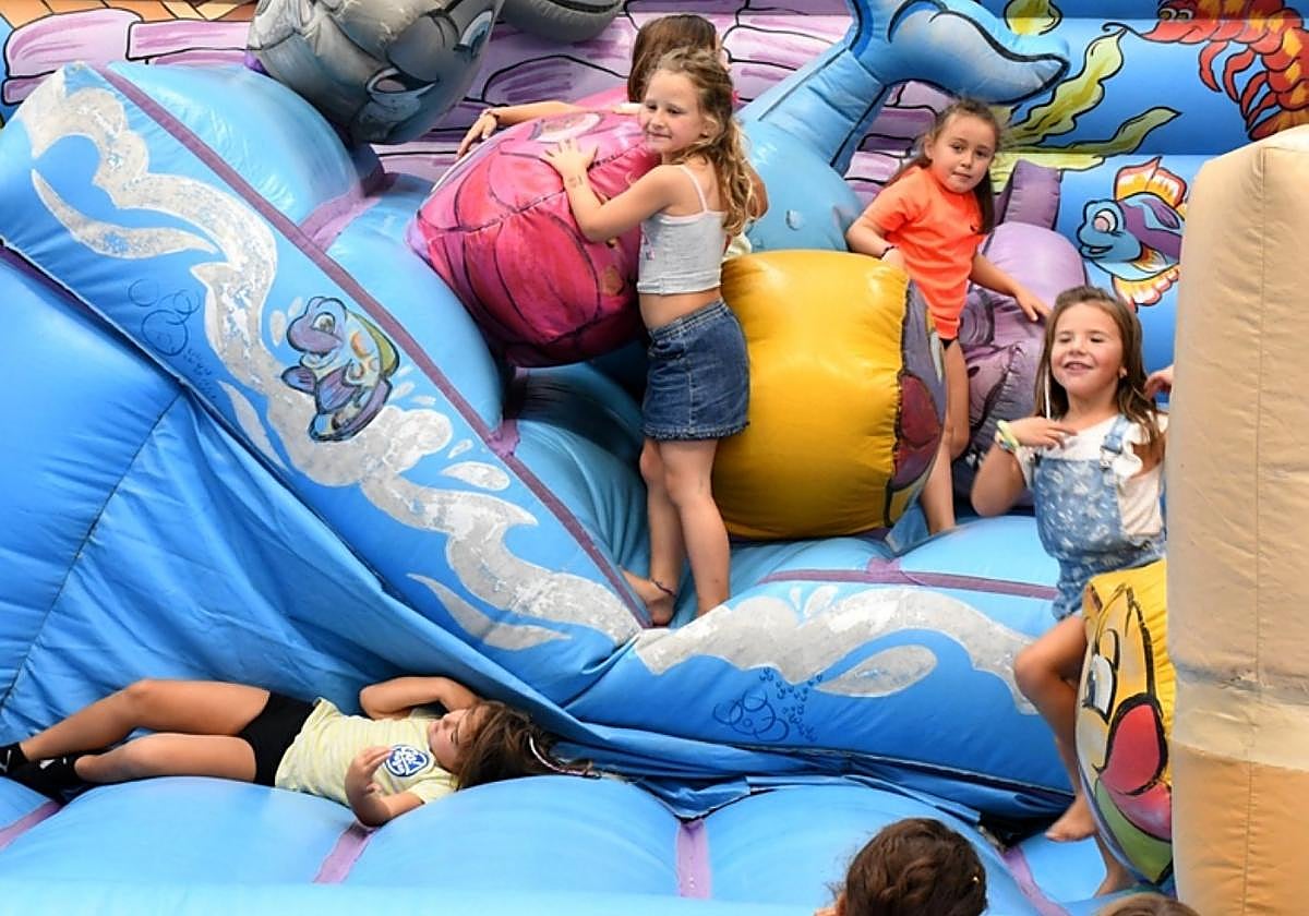 Nahi adina jolas egin zuten txikienek.