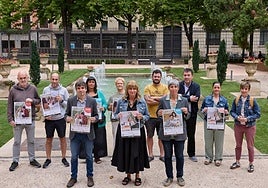 Representantes de instituciones y euskaltegis de AEK, IKA y bai&by en la presentación de la campaña.