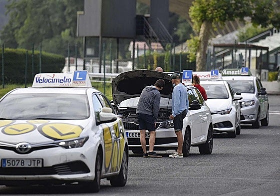 Varios alumnos se preparan para ser examinados para obtener el carnet de conducir.