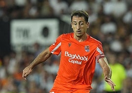 Oyarzabal conduce un balón en Mestalla.