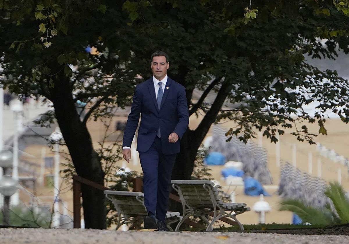 El lehendakari, Imanol Pradales, camina por los jardines del palacio Miramar de Donostia el pasado jueves, antes del consejo de Gobierno.