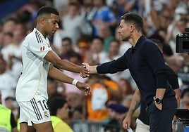 Kylian Mbappé y Xabi Alonso se saludan en el partido del sábado ante el Mallorca.