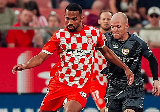 Izi presiona a Yangel Herrera durante el Girona-Rayo de esta temporada.