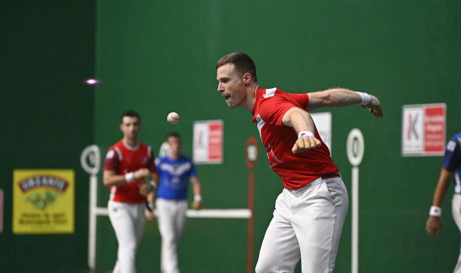 Artola ejecuta un saque ante la mirada de Martija.