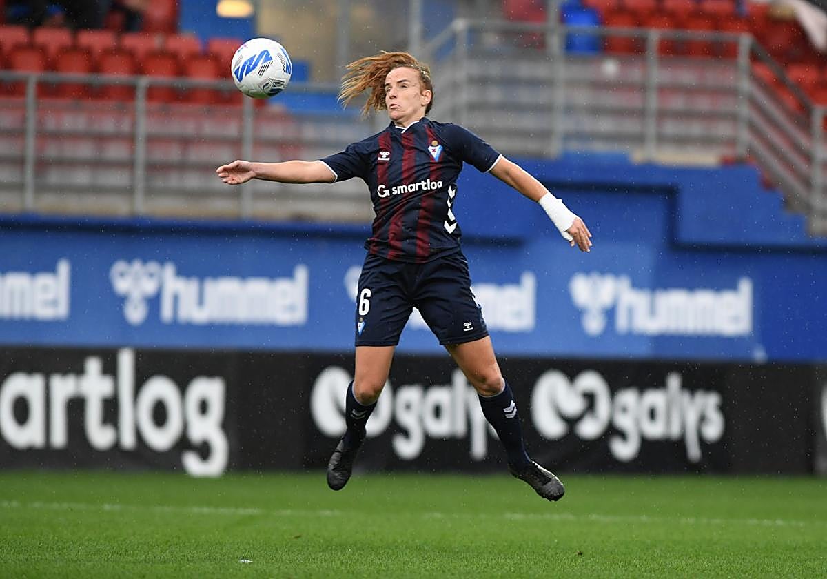 Etxezarreta trata de bajar un balón.