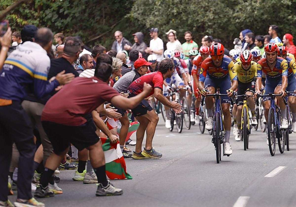 La fuga del día durante la etapa, con mucho público en las cunetas.