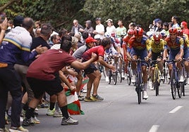 La fuga del día durante la etapa, con mucho público en las cunetas.