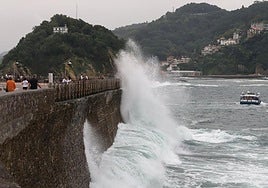 Una vista del Paseo Nuevo de San Sebastián esta semana.