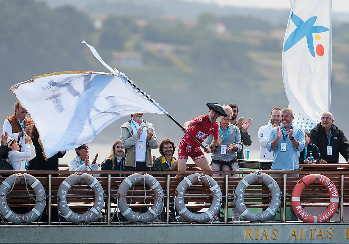 Gorka Aranberri ondea la bandera de Ares con la que han conquistado matemáticamente la Liga Eusko Label