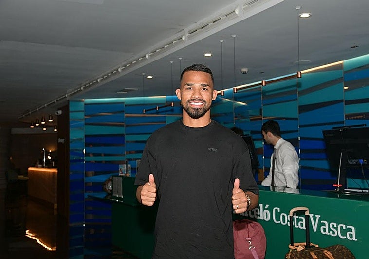 Yangel Herrera, sonriente a su llegada al Hotel Costa Vasca.