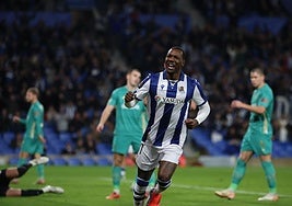 Sheraldo Becker celebra un gol ante el Dinamo de Kiev en Anoeta.