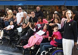 Un centenar de familiares y menores de Aspace Gipuzkoa se concentró ayer en Donostia frente a la sede de Educación y de la Diputación de Gipuzkoa.