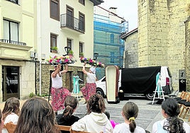 Trapu Zaharra konapiniak 'Azkena eta bagoaz!' obra eskainiko du larunbatean. Mikel Laskurain eta Lierni Fresnedo izango dira Zumaian.
