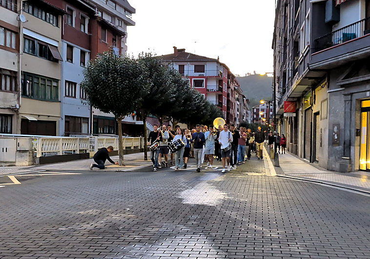 La txaranga Mauxitxa, animando la vuelta al trabajo de los vecinos de Elgoibar.