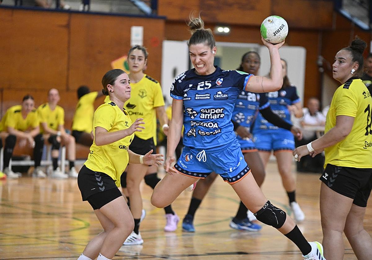 Anne Erauskin intenta un lanzamiento.