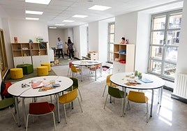 Nueva zona de juego del haurtxoko, que cuenta con cinco mesas, espacio para la expresión corporal y material audiovisual.