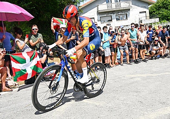 Ikurriñas al paso de Ciccone el pasada Clásica de San Sebastián.