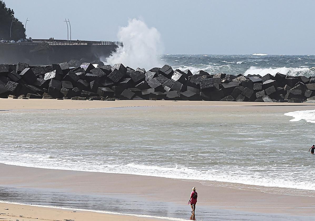 Una ola impacta en el espigón de la playa de Zurriola.