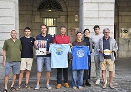 Los organizadores del club Tolobolei, en la foto junto al alcalde, han preparado una edición especial con motivo del XV aniversario.
