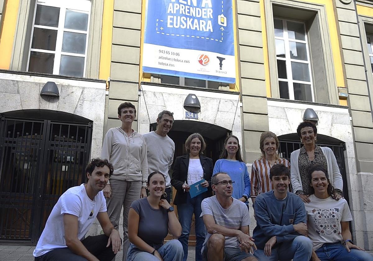 Profesoros del euskaltegi municipal Aitzol junto con el alcalde, durante la presentación de la nueva campaña.